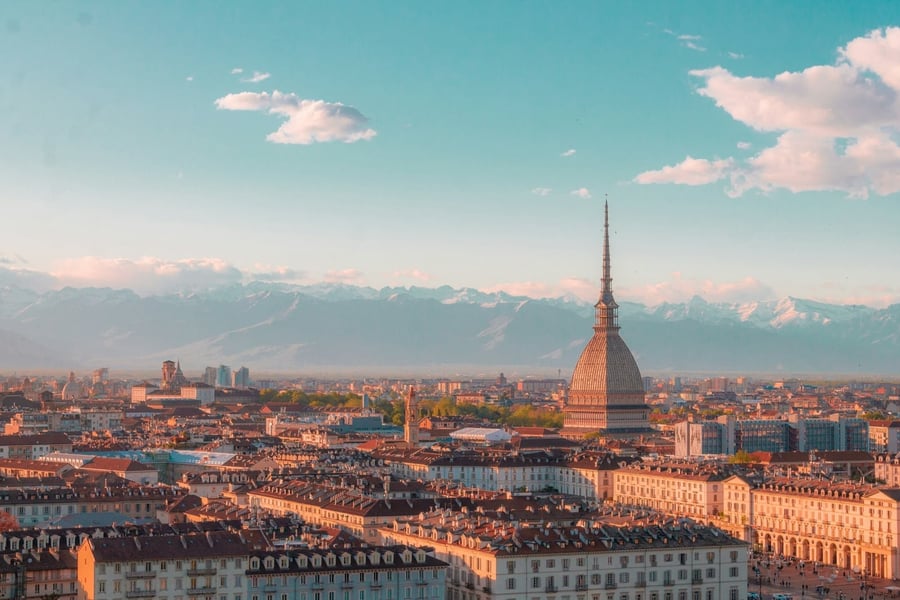 La Mole Antonelliana — Il simbolo di Torino contro le Alpi