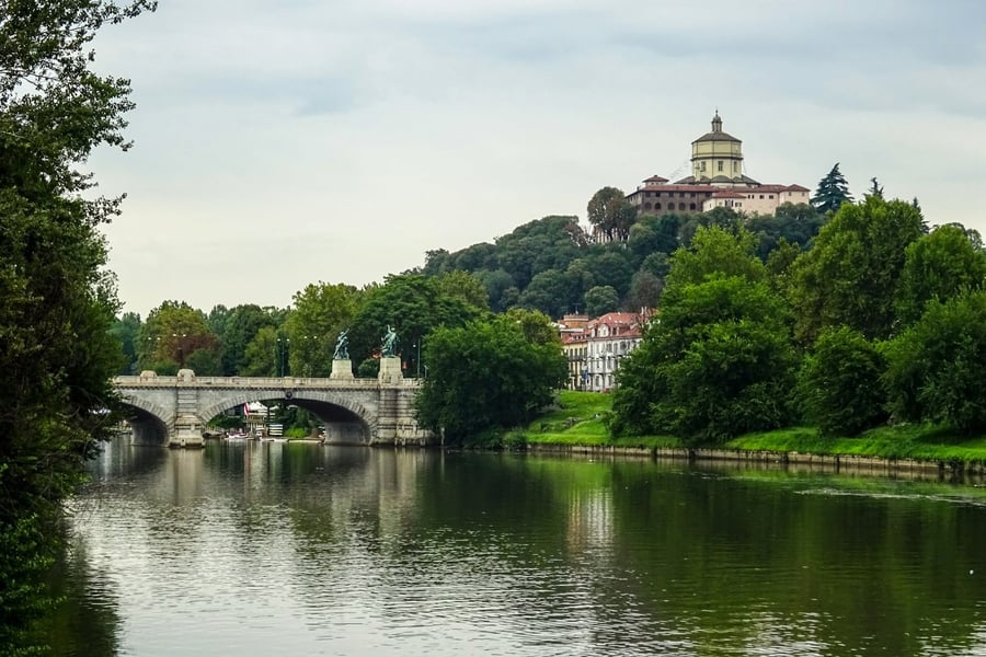 Il Po e la collina torinese — Dove la città si specchia nel fiume