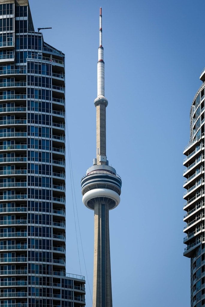 CN Tower — L'ago che domina lo skyline sopra le rive del lago Ontario