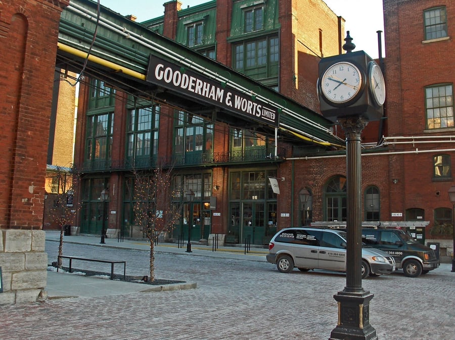 Distillery District — Vicoli acciottolati tra i mattoni rossi dell'ex distilleria Gooderham and Worts