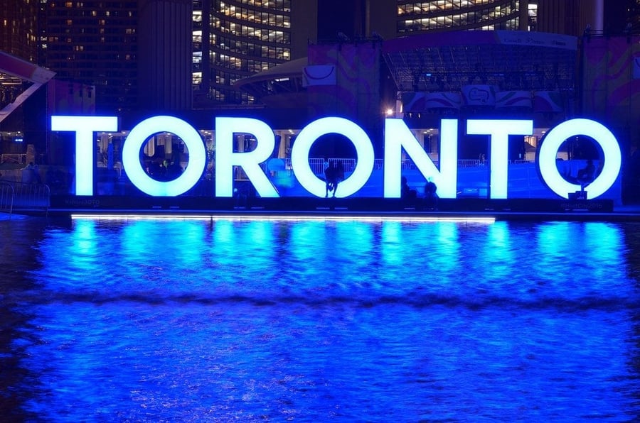 Toronto Sign — Le lettere tridimensionali illuminate di Nathan Phillips Square