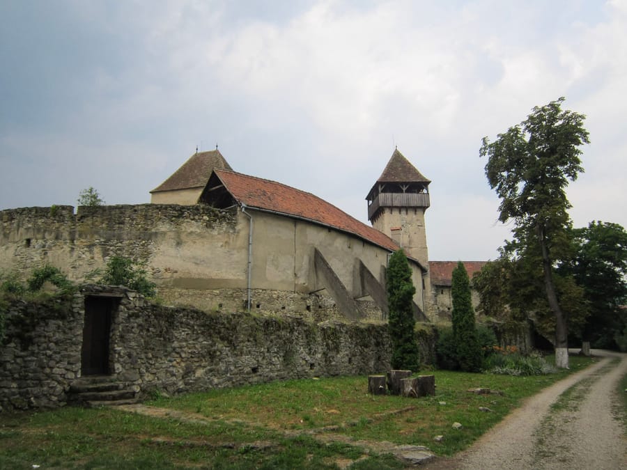 Una chiesa fortificata — Mura intorno alla chiesa, per quando arrivavano i turchi