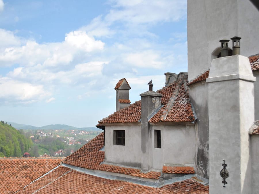 I tetti del castello — Comignoli e tegole sopra il cortile di Bran