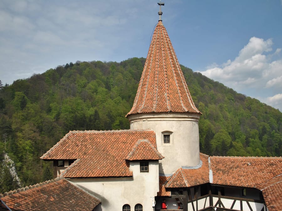 La torre del castello — Il tetto rosso che si vede dalla valle