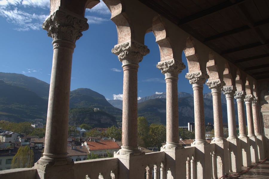 Castello del Buonconsiglio — La loggia veneziana affacciata sulle Dolomiti