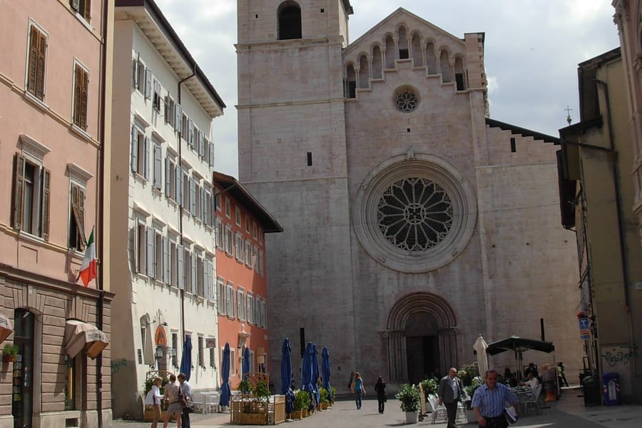 La Cattedrale di San Vigilio — Il rosone e il campanile a cipolla che dominano la piazza