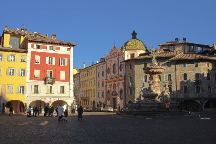 Piazza Duomo — Le case affrescate e la Fontana del Nettuno
