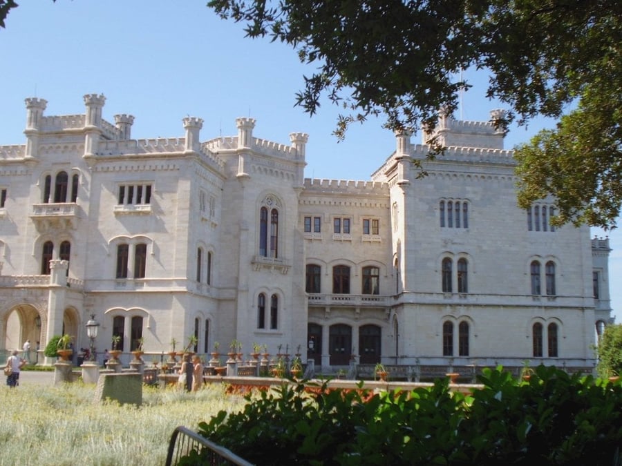 Castello di Miramare — Il castello bianco sul promontorio, costruito dall'arciduca che non lo vide quasi mai
