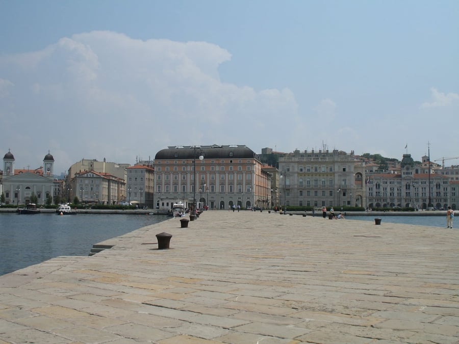Molo Audace — Un molo costruito sui resti di un piroscafo affondato, oggi passeggiata sul mare