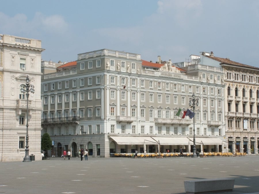 Piazza Unità d'Italia — La piazza sul mare più grande d'Europa, aperta come un palcoscenico verso l'Adriatico