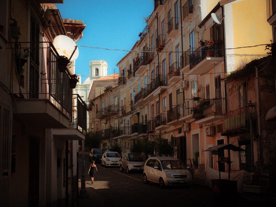 Centro storico — Vicoli stretti e palazzi nobiliari in pietra dorata