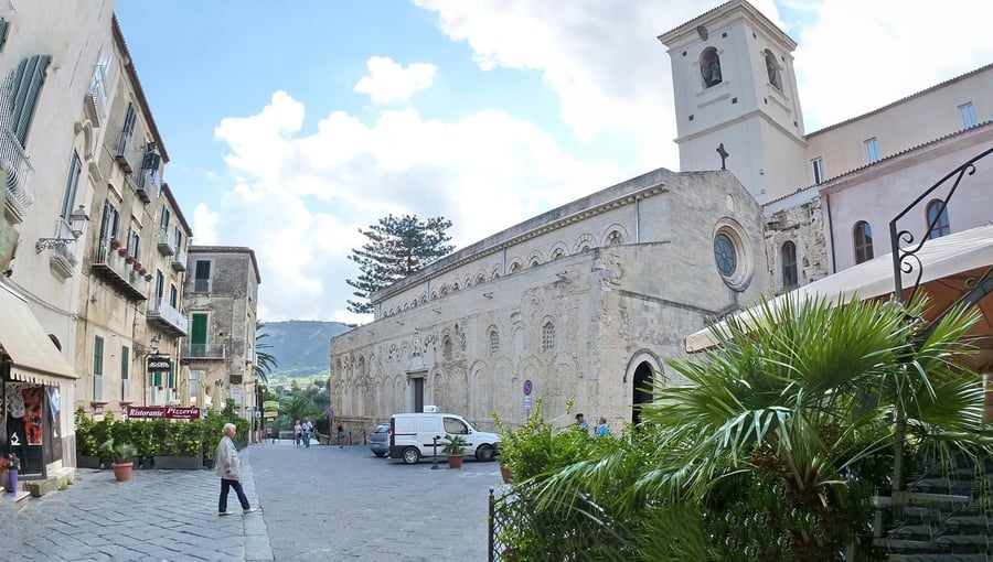 Cattedrale di Tropea — Le forme normanne restituite dopo secoli di ricostruzioni