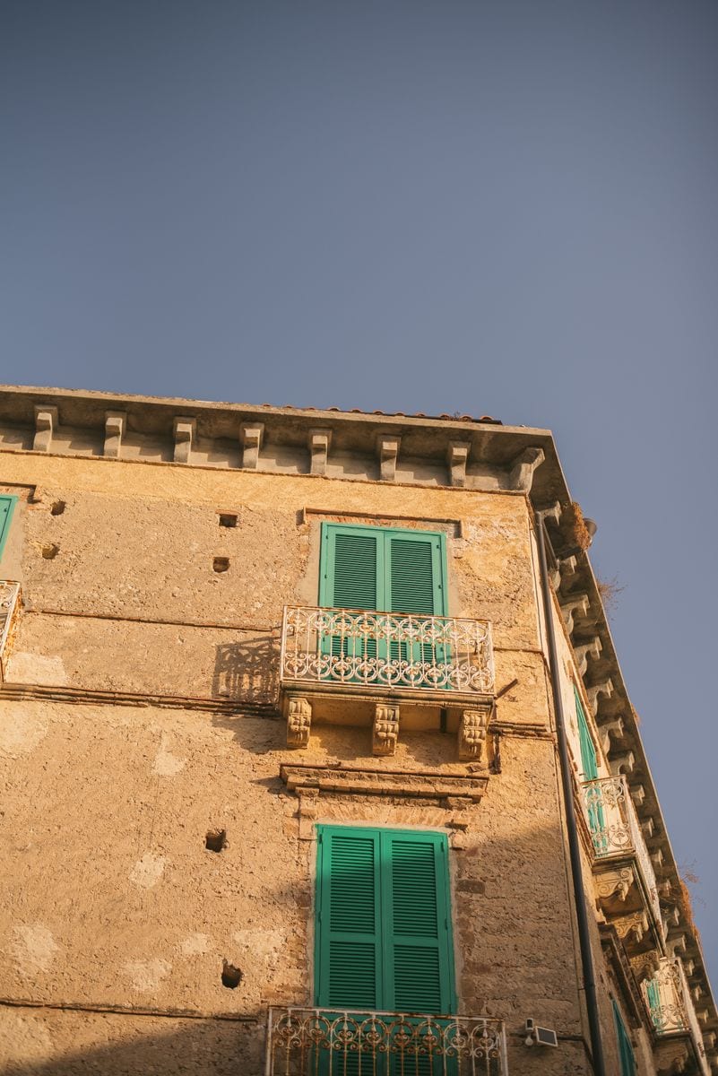 Largo Porta Vaticana — La pietra dorata di un palazzo storico, dove sorgeva la porta d'accesso