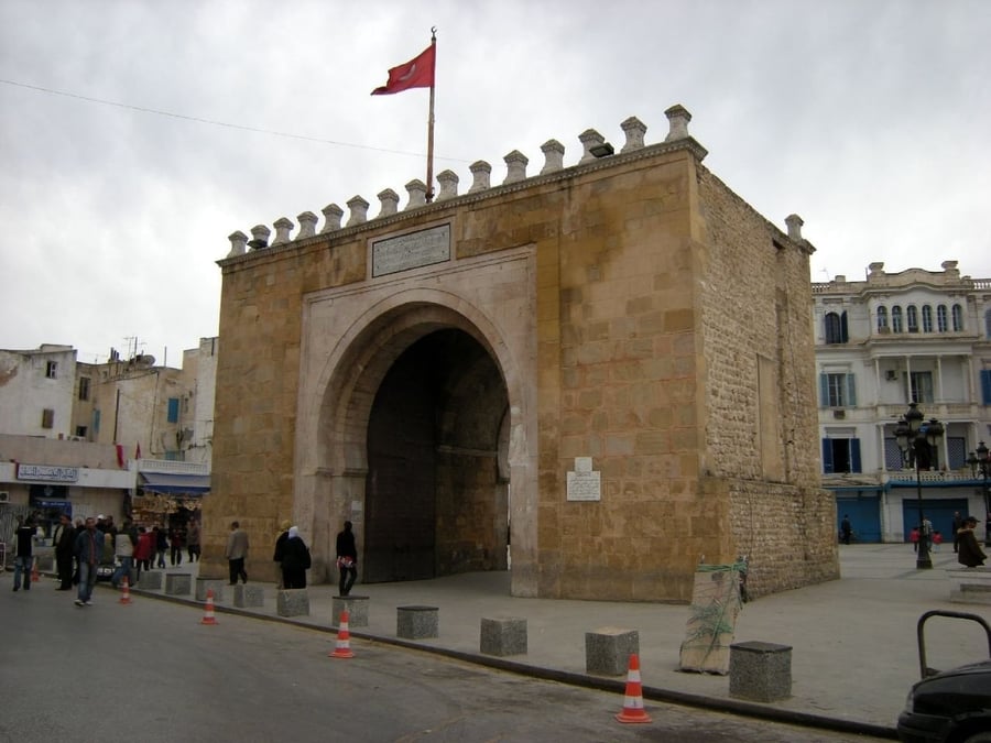 Bab el Bhar — La porta del mare che divide la medina dalla città francese