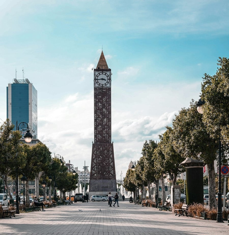 L'Orologio di Tunisi — La torre che chiude Avenue Habib Bourguiba dal 2001