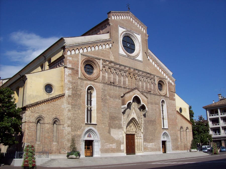 Il Duomo — La facciata gotica in mattoni della cattedrale di Santa Maria Maggiore