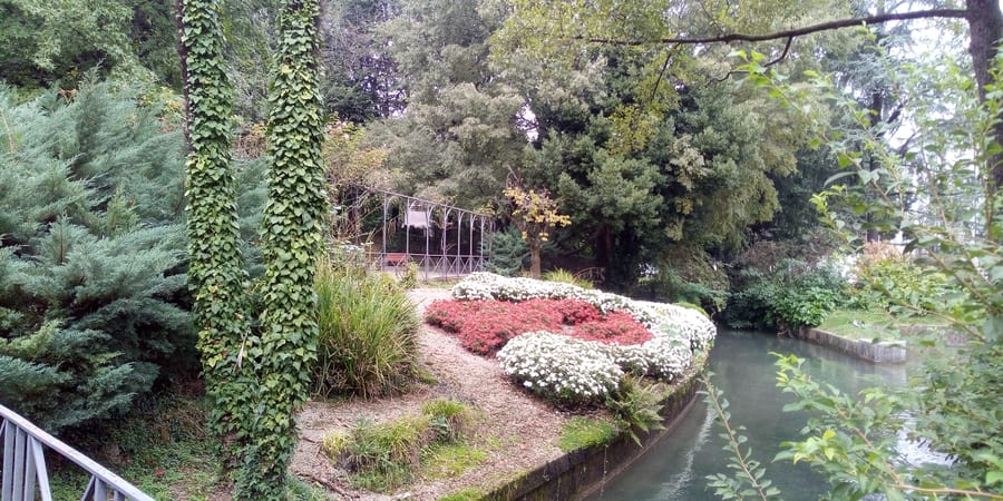 I giardini Ricasoli — La roggia che attraversa il parco, fra aiuole fiorite e alberi secolari