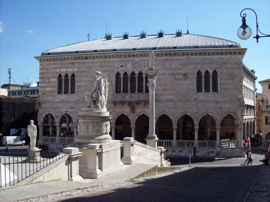 La Loggia del Lionello — Gli archi gotico-veneziani del municipio trecentesco, sul lato della piazza