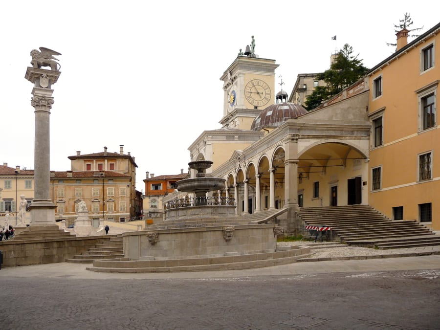 Piazza Libertà — La Loggia del Lionello e la fontana, nel salotto rinascimentale della città
