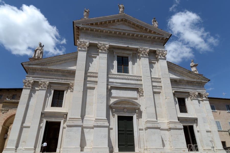 Cattedrale di Santa Maria Assunta — La facciata neoclassica che domina Piazza Duomo