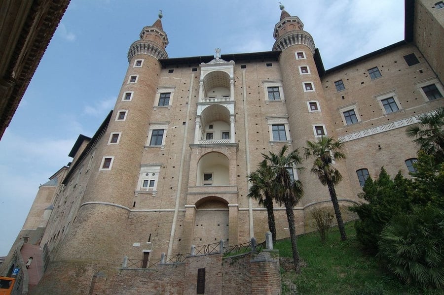 Palazzo Ducale — La facciata dei Torricini, simbolo del Rinascimento marchigiano