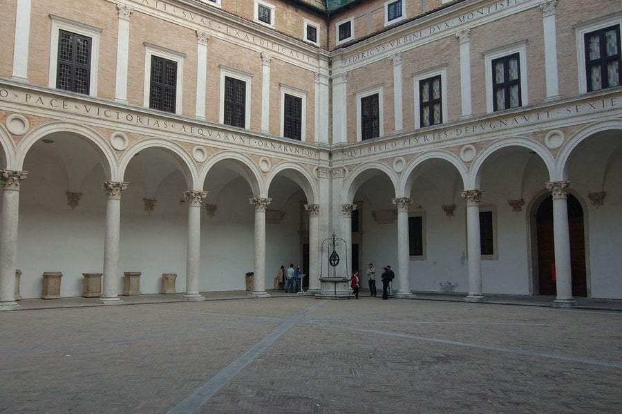 Il Cortile d'Onore — Il cortile rinascimentale nel cuore del Palazzo Ducale