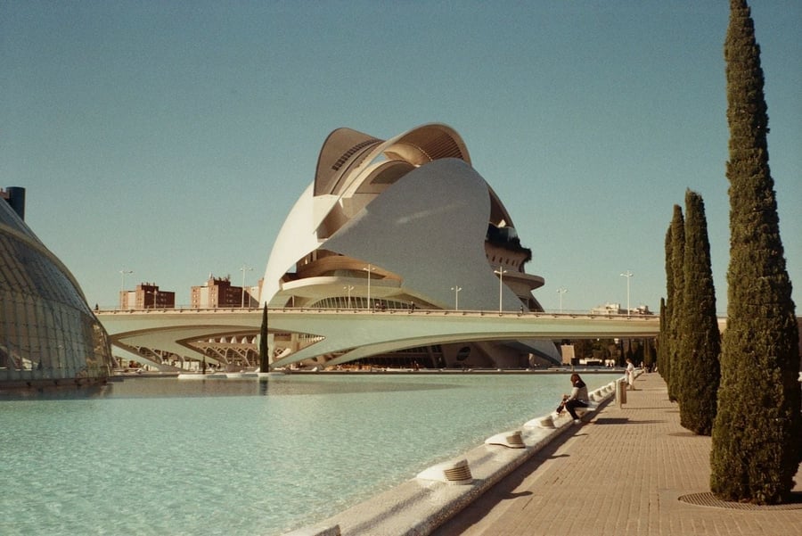 Città delle Arti e delle Scienze — Il Palau de les Arts e il complesso futuristico nato dall'antico letto del fiume Turia