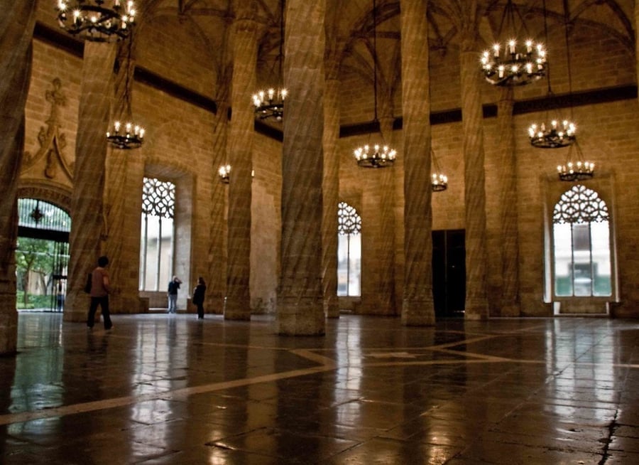 Lonja de la Seda — Le colonne attorcigliate della borsa della seta medievale