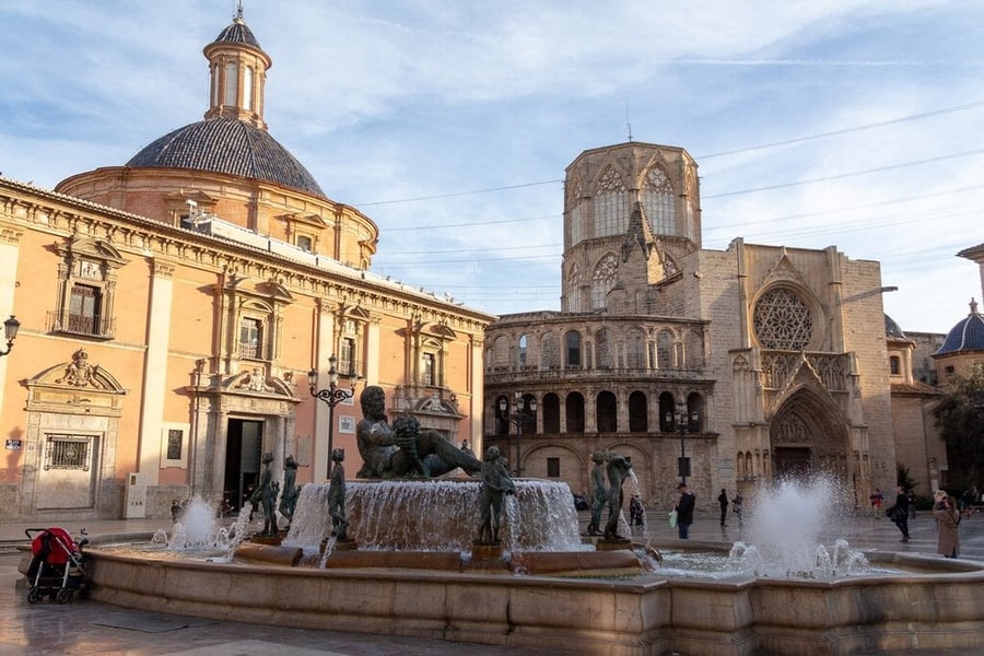 Plaza de la Virgen — La fontana del Turia nel salotto barocco della città