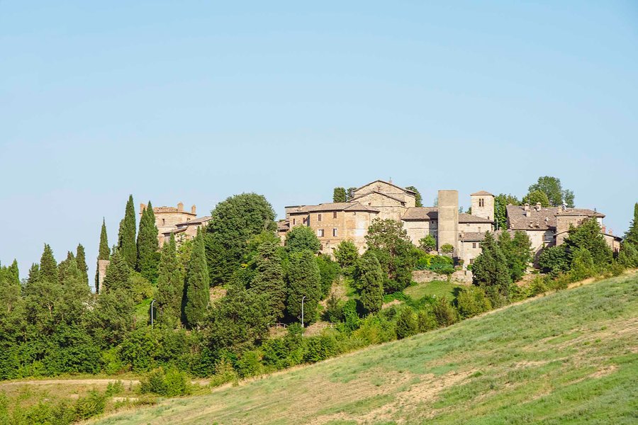 Il borgo di Castello di Serravalle — Il municipio nato comune nel 1227, fra Bologna e Modena