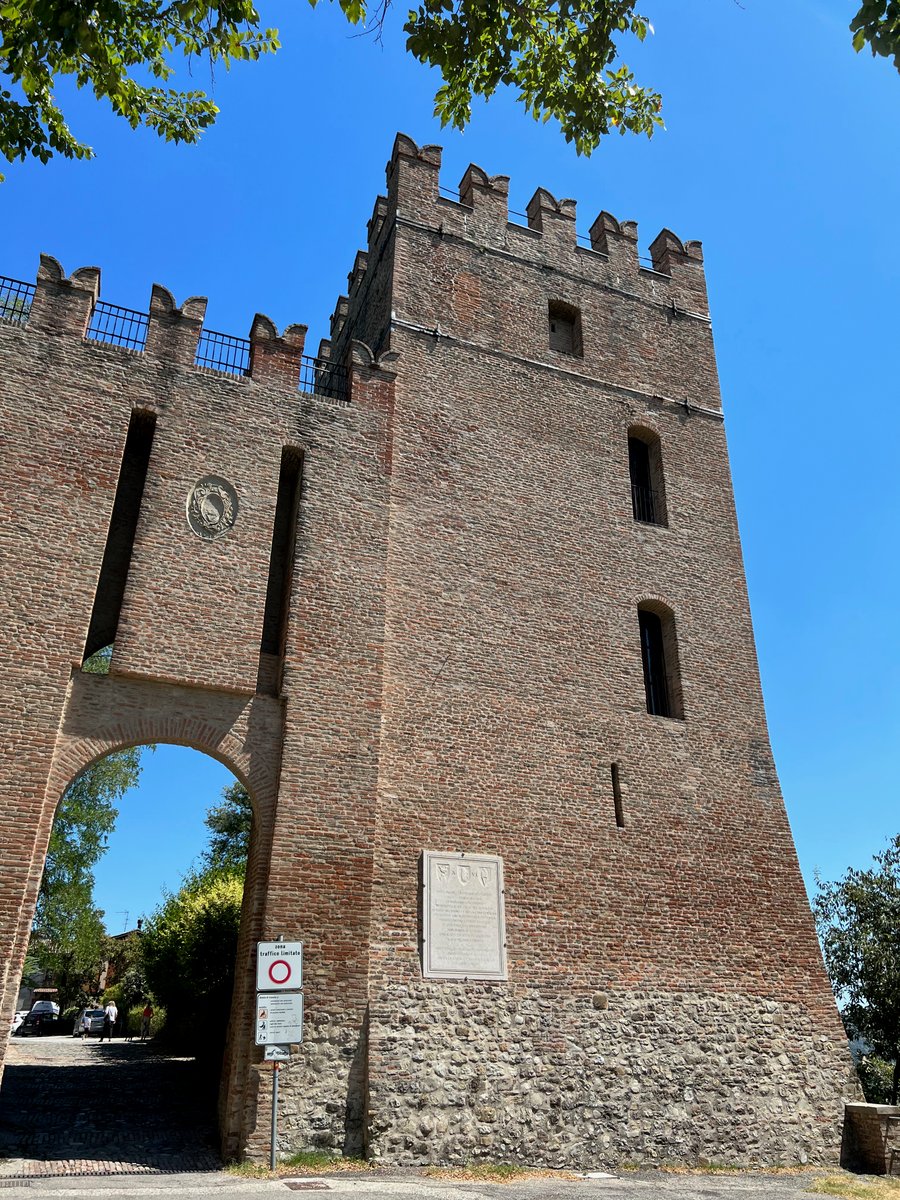 La torre di Monteveglio Alto — La porta merlata che resistette all'assedio dell'imperatore Enrico IV