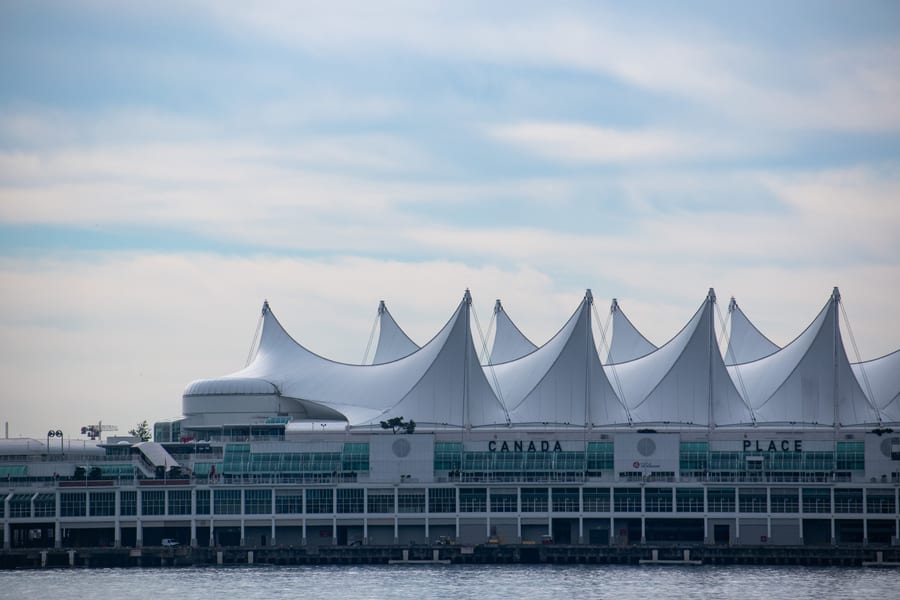 Canada Place — Le vele bianche sul molo che ricordano insieme una nave e le montagne innevate