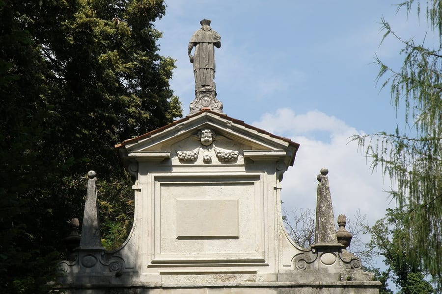 L'Arco di San Carlo — La porta che apre la salita al Sacro Monte
