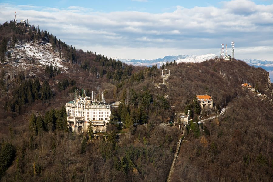 Il Campo dei Fiori — La montagna che chiude la città a nord