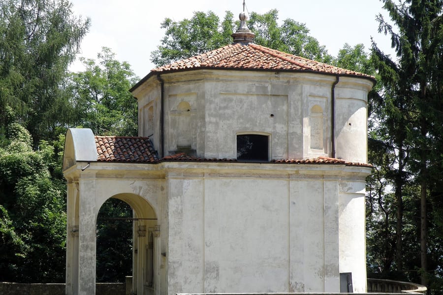 La cappella ottagonale — La sesta tappa, con il suo portico e la balaustra