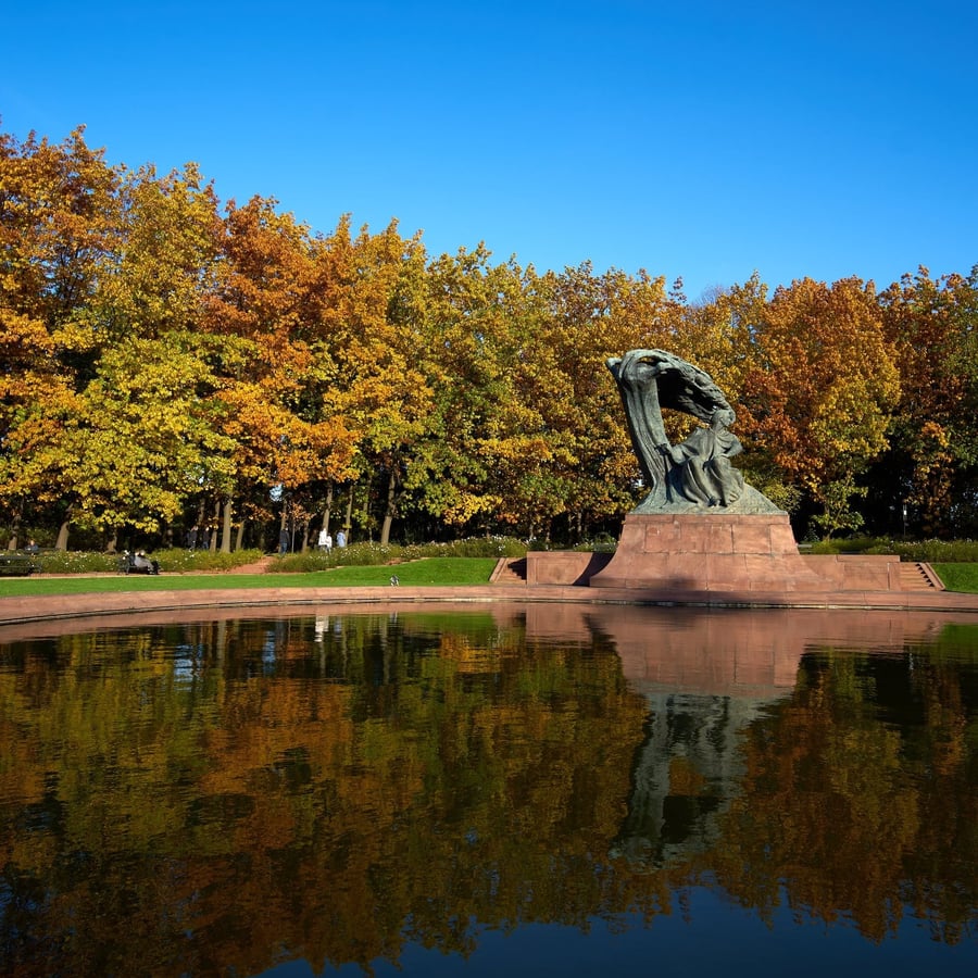 Monumento a Chopin nei Łazienki — Il compositore sotto un salice, nel più bel parco della città