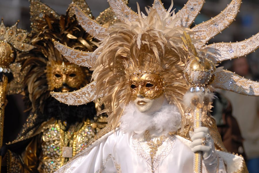 Il Carnevale — Una maschera dorata piumata, tra le più elaborate della sfilata