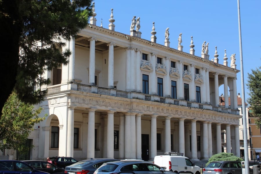 Palazzo Chiericati — Una loggia bianca aperta sulla piazza, oggi museo civico della città