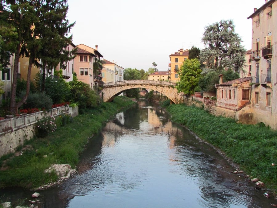 Ponte San Michele — Un arco di pietra bianca sul fiume Retrone, sopravvissuto a secoli di piene