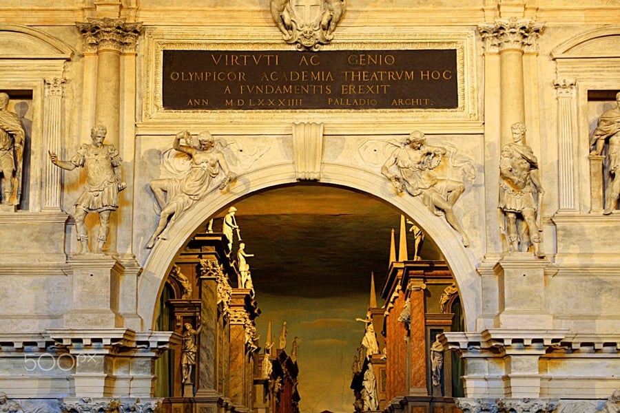 Teatro Olimpico — Il teatro coperto più antico del mondo, con vie di una città finta che sfuggono nell'infinito