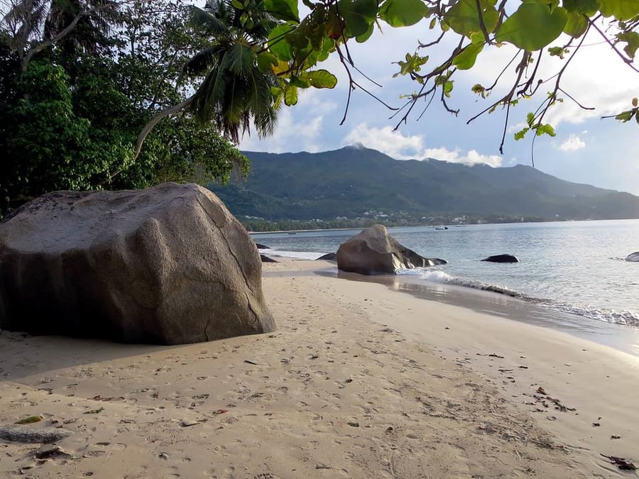 La spiaggia di Beau Vallon — Due chilometri di sabbia bianca sul lato nord di Mahé