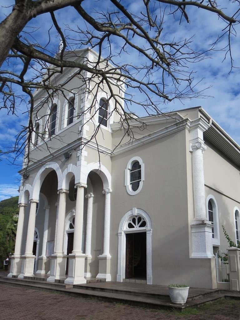 La Cattedrale dell'Immacolata Concezione — La facciata bianca della principale chiesa cattolica delle Seychelles