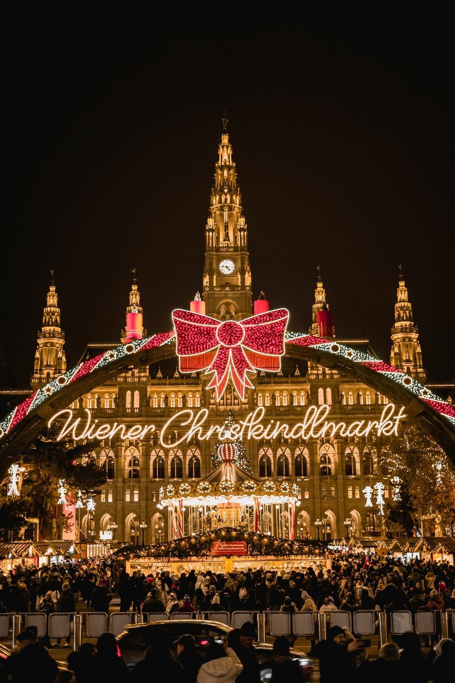 Il Christkindlmarkt — Il mercatino di Natale davanti al Municipio, illuminato ogni sera