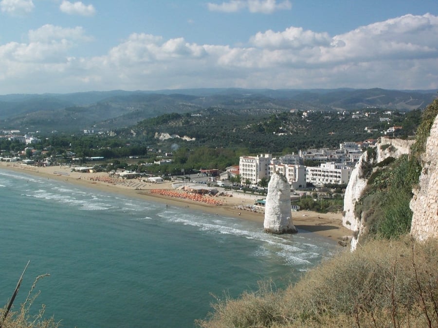 Pizzomunno — Il monolite bianco simbolo di Vieste, visto dall'alto della scogliera