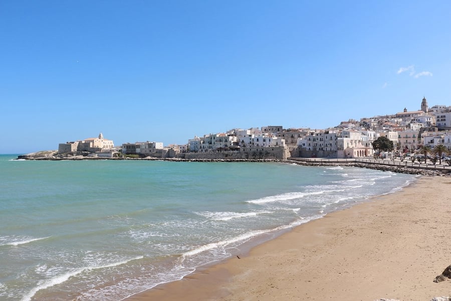 Vieste vista dal mare — Il centro storico bianco sopra gli scogli