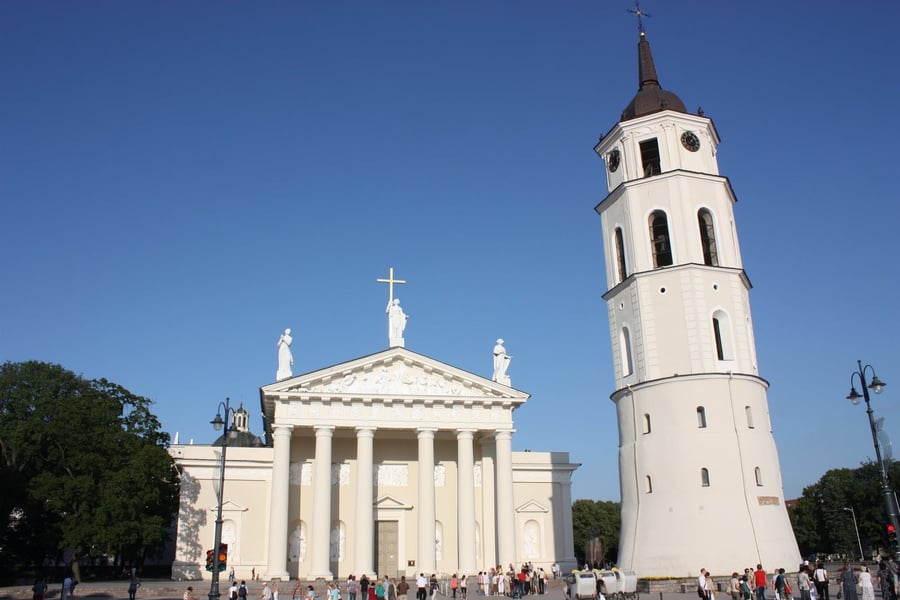 Cattedrale di Vilnius e il campanile — Il tempio neoclassico che segna il cuore della città vecchia