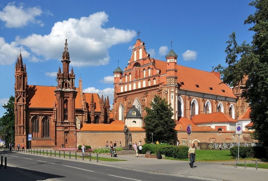 Chiesa di Sant'Anna — Trentatré tipi di mattoni per la facciata gotica più celebre di Vilnius