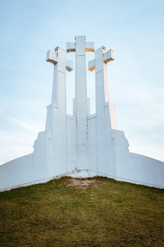 Monumento delle Tre Croci — Il simbolo bianco che veglia sulla città dall'alto di una collina boscosa