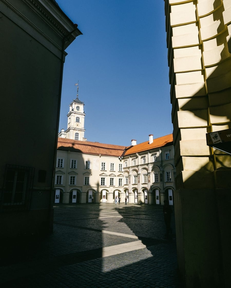 Cortile Grande dell'Università di Vilnius — Portici rinascimentali nell'ateneo più antico dell'Europa orientale