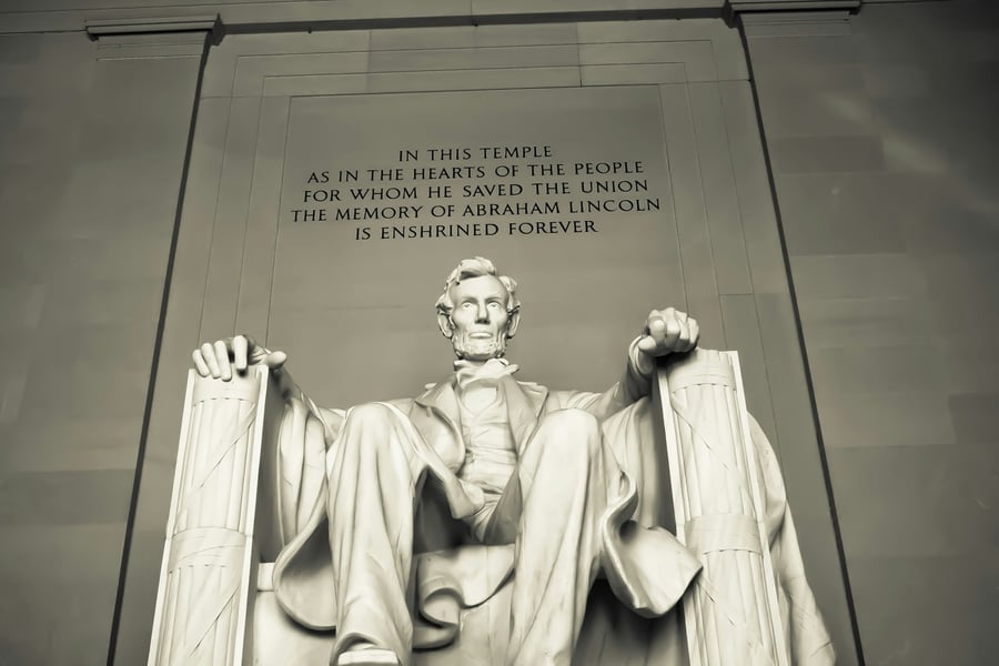 Il Lincoln Memorial — La statua monumentale del presidente seduto tra le colonne doriche